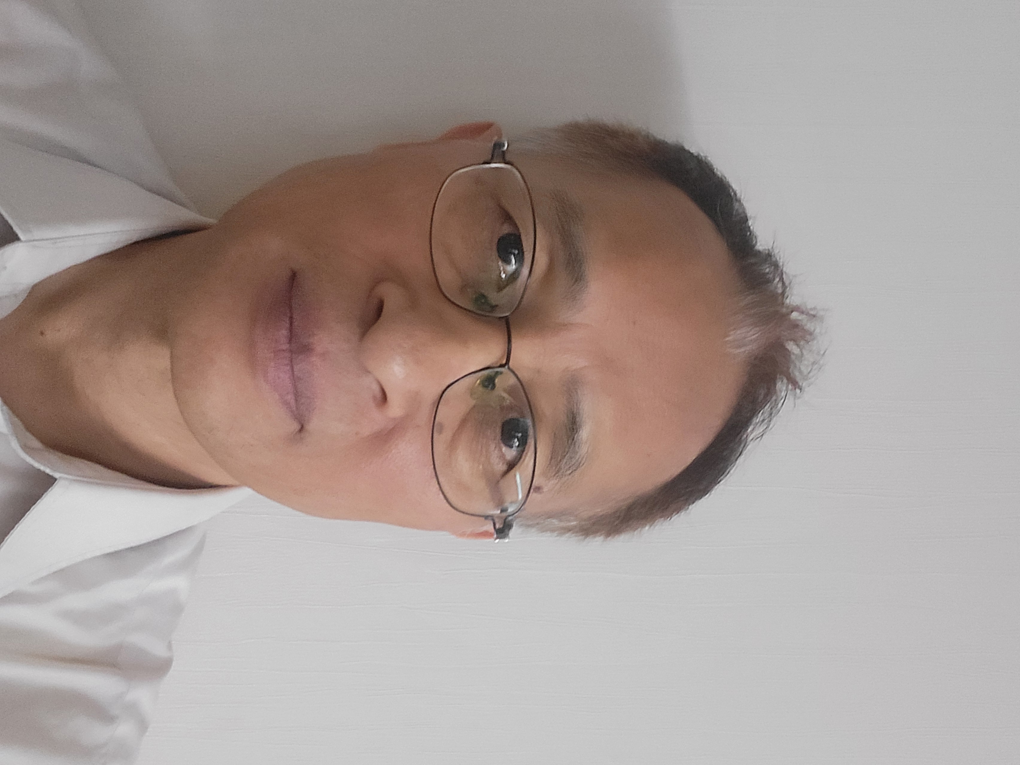 이근명 사진