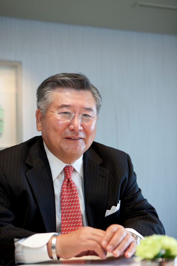 Lee Deok-Sun (German, entry class of ’58), President of the Overseas HUFS Alumni Association, delivers a USD 1 million scholarship donat 대표이미지