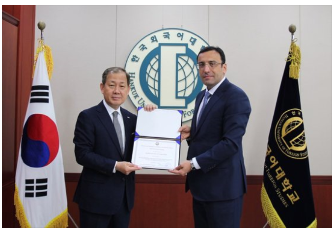 (191120) 한국외대, 아제르바이잔 외교부 수립 100주년 기념 공로상 수상 대표이미지